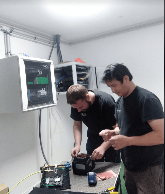 Equipe SCIE en train de raccorder une fibre optique