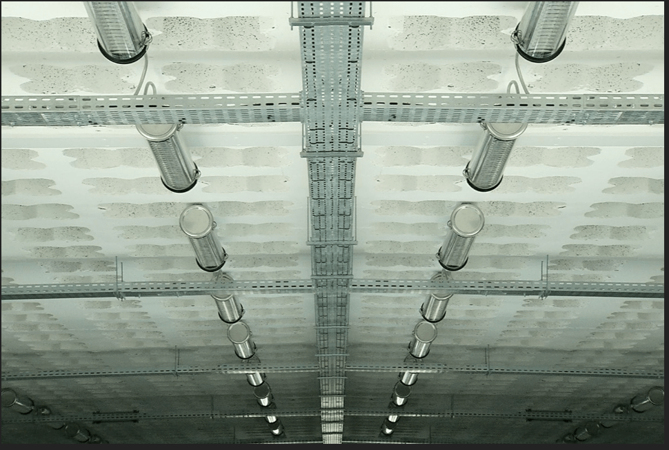 Installation d’appareils d’éclairage sur un plafond de type industriel